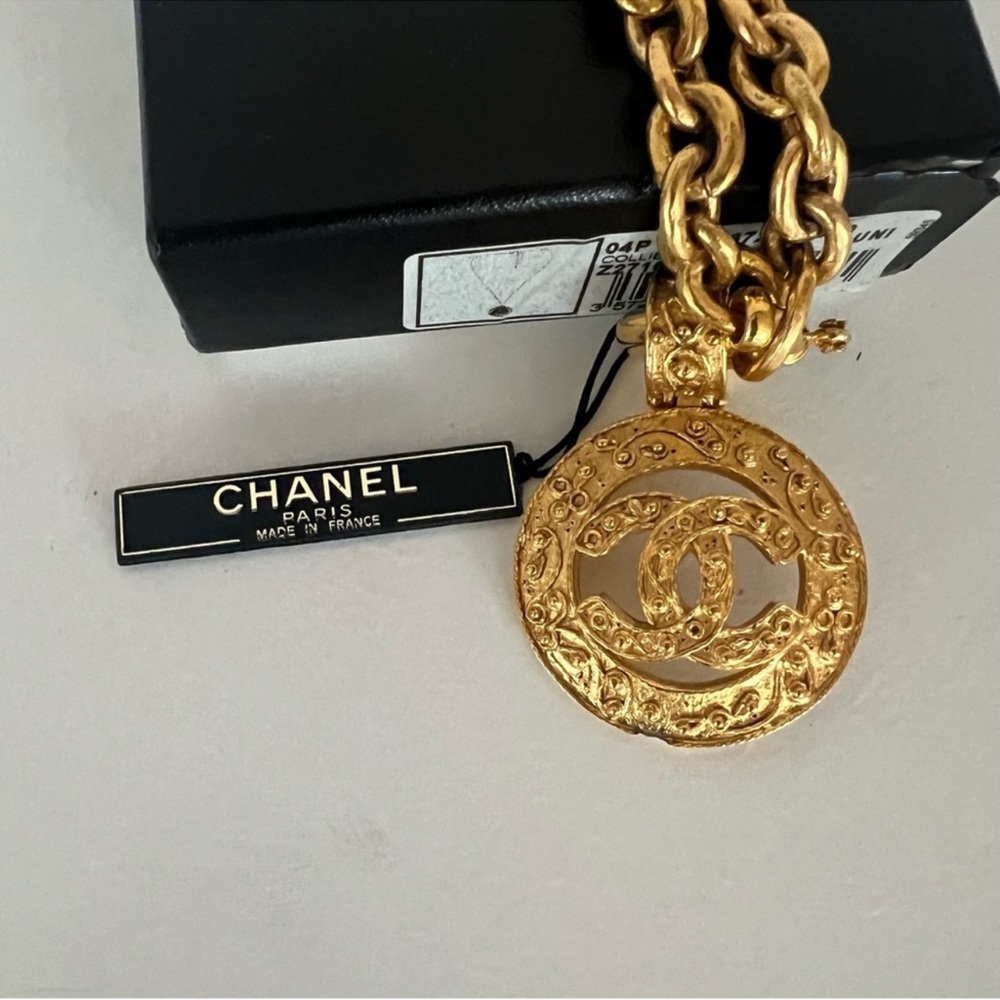 💯 Authentic Chanel Coco Mark Gold Plated 94 A Pendant Necklace W/Box❤️ - Picture 7 of 11